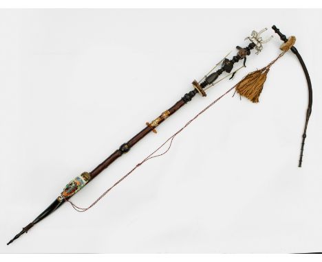 Große ReservistenpfeifeBalusterschaft aus gedrechseltem, ebonisiertem Holz. Verzierungen und Mundstück aus Horn. Bekrönung in