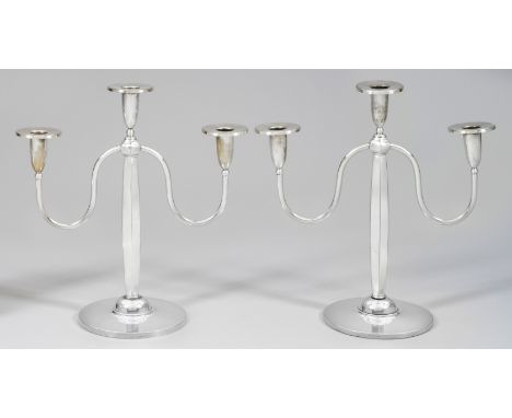 Paar Art Déco-GirandolenPlated. Runder Stand, beschwert. Gering konischer, sechsfach gekanteter Schaft, übergehend in zwei se