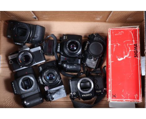 A Tray of SLR Cameras, a Minolta Dynax 600si, 7000i,  with 28mm and 35-70mm AF lenses, a Rolieflex SL35 E, with Rollei HFT 50