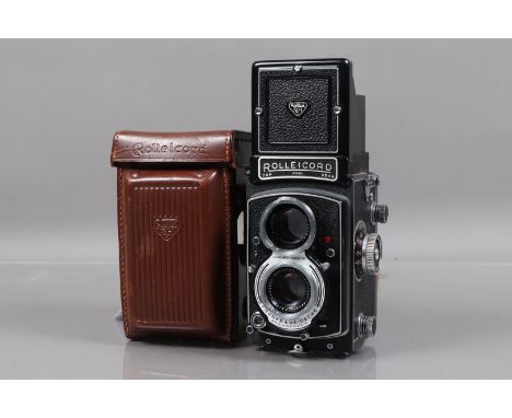 A Rolleicord Va TLR Camera, type 2, serial no 1929321, shutter sticking/sluggish on slow speeds, body G, light wear, with Sch