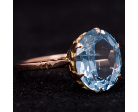 A 14 K gold and aquamarine ringWith claw set facet cut oval aquamarine above the pierced shoulders.  1.2 cm high.  CONDITION 