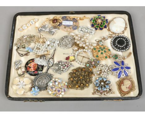 A tray lot of miscellaneous vintage costume brooches.