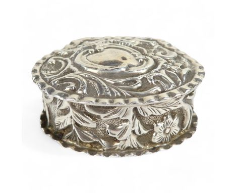 A silver snuff box with embossed decoration - Chester 1896, width 4.3cm, weight 16.7g.
