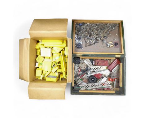 Meccano - Misc. items in a wooden box. Hinged wooden box containing two layers of mixed Meccano items.  Many items are silver