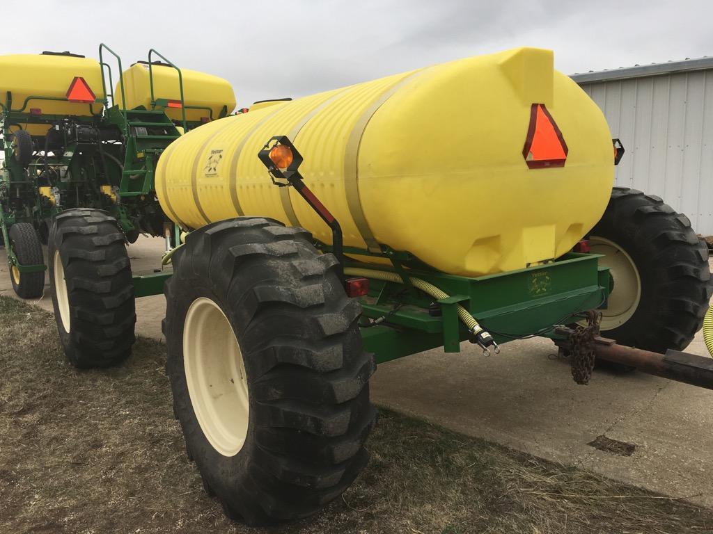 Yetter 1600 gal. All wheel steer pull behind fertilizer cart