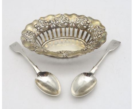 An Edwardian silver bonbon dish, Birmingham 1904, of oval form, in the Art Nouveau style, with stylised openwork, and a pair 