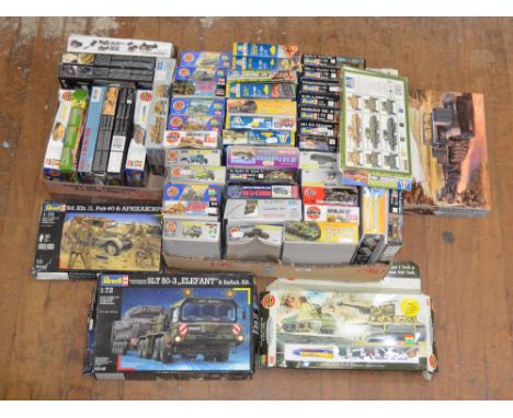 43x 1:72 scale model kits including: Airfix; Trumpeter; Revell etc. All boxed, not checked if complete.