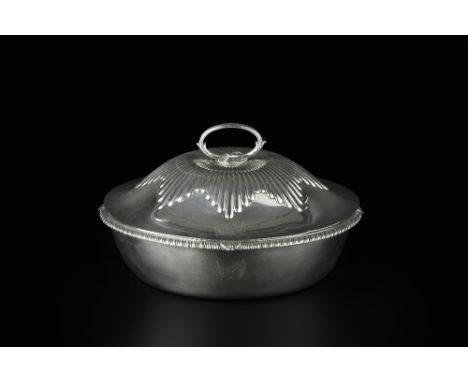 AN EARLY 19TH CENTURY SILVER CIRCULAR ENTREE DISH AND COVER, with gadrooned boarder, and lobed cover with reeded loop handle,