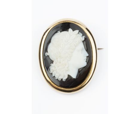 A 19TH CENTURY HARDSTONE CAMEO PENDANT/BROOCH, the oval agate panel carved to depict a classical male portrait profile, glaze