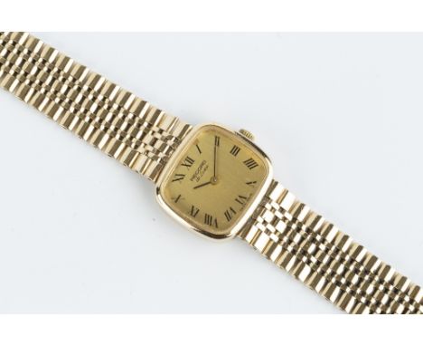 A 9CT GOLD 'DE LUXE' BRACELET WATCH BY RECORD, the cushion-shaped gilt dial with black Roman numerals, to a jewelled manual w