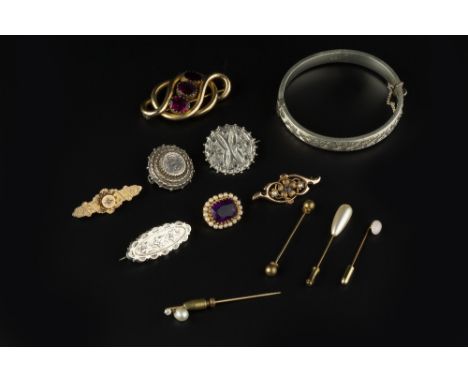 A COLLECTION OF VICTORIAN AND LATER JEWELLERY, comprising a diamond and pearl stick pin, (pearl untested for natural/cultured