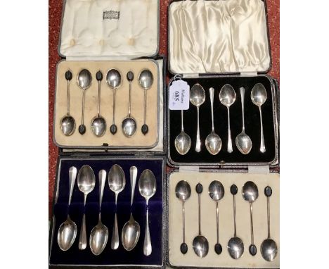 AN EARLY VICTORIAN SILVER CADDY SPOON, with scalloped bowl and fiddle pattern handle, by Robert Williams &amp; Sons, Exeter 1