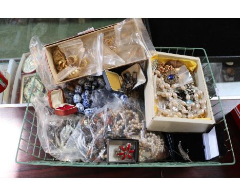 Large Basket of assorted Necklaces and jewellery inc. Siam Silver Necklaces, Gilt Rings etc 