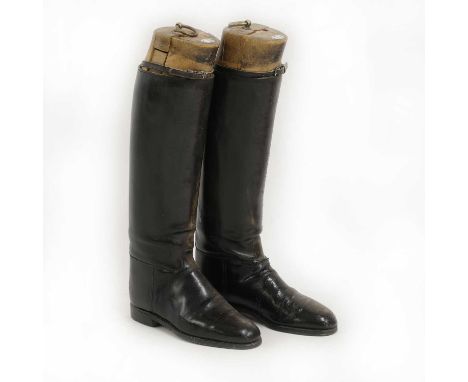 A pair of gentleman's black leather hunting bootswith wooden trees (4)28.5cm