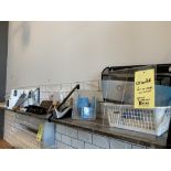 Lot d'accessoires de bureau sur cette tablette