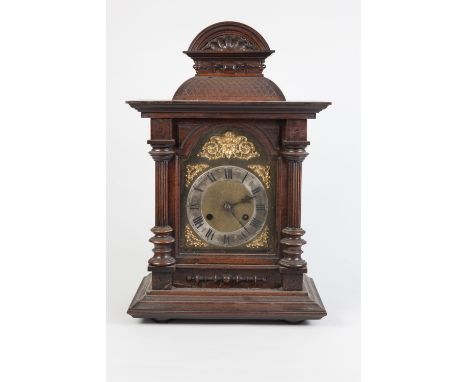 EARLY TWENTIETH CENTURY WALNUT CASED MANTLE CLOCK BY JUNGHANS, the 6 ½" brass dial with silvered Roman chapter ring, matted c