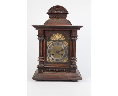 EARLY TWENTIETH CENTURY WALNUT CASED MANTLE CLOCK BY JUNGHANS, the 6 ½" brass dial with silvered Roman chapter ring, matted c