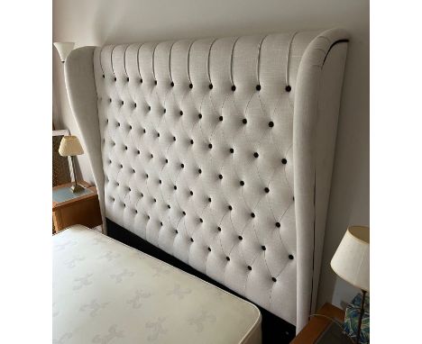 A button back head with winged sides (H160cm W170cm)