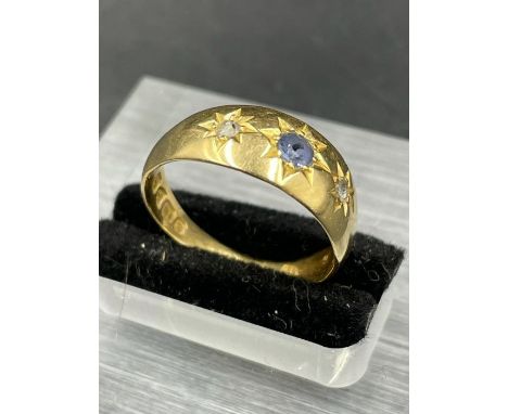 An 18ct gold ring with star decoration (Total weight 3.5g)