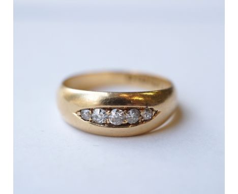 GRADUATED DIAMOND FIVE STONE RING
the flush set diamonds in eighteen carat gold shank, ring size K-L

