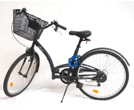 LADIES B'TWIN CITY BICYCLE
with a matt black finish to the frame, adjustable seat and handlebars, removable front basket, 5 s