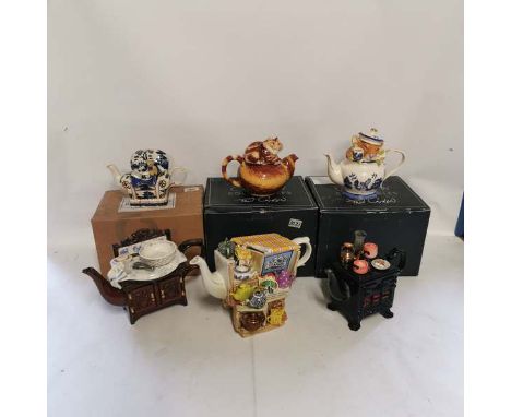 A collection of novelty collectable teapots to include teapots by Paul Cardew; Cheshire Cat limited edition 3260/5000; Dormou