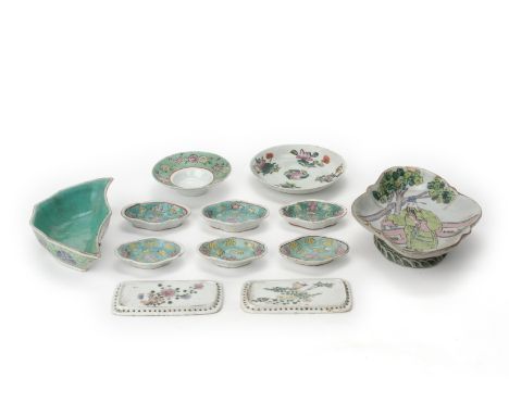 A GROUP OF ORIENTAL FAMILLE ROSE PORCELAIN ITEMS
Comprising: a shaped oval pedestal dish, decorated with a scholar; a set of 