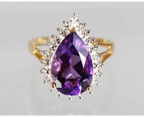 A GOOD 9CT GOLD, AMETHYST AND DIAMOND PEAR SHAPED RING.