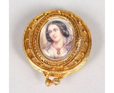 A GILT CIRCULAR PORTRAIT PILL BOX.