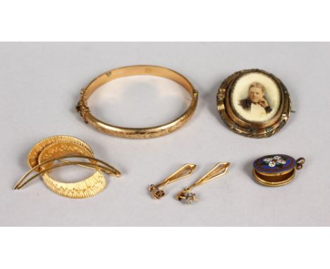 A 9CT ROLLED GOLD BROOCH, A VICTORIAN PORTRAIT BROOCH, PAIR OF EARRINGS, LOCKET AND BANGLE.