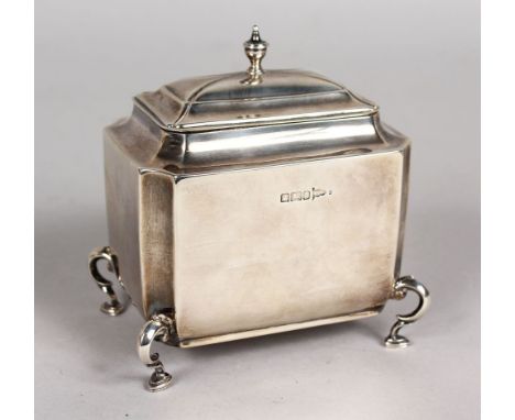 AN EDWARD VII TEA CADDY with hinged top, on four curving pad feet. Sheffield 1902.  Makers: Walker & Hall.