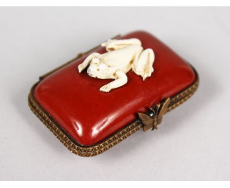 A FRENCH PORCELAIN SNUFF BOX, the lid with a frog.