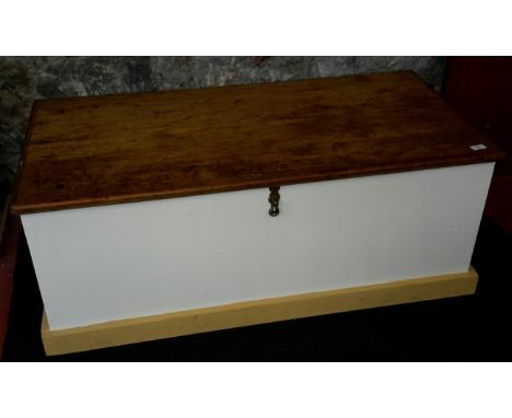 Farmhouse pine storage trunk with handles to the sides, 47x121x61cm 