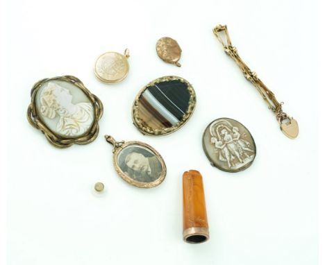 A VICTORIAN BANDED AGATE BROOCH AND EIGHT FURTHER ITEMS (9)The banded agate brooch decorated with a scrolling border, an oval