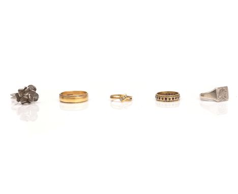 A 9CT GOLD WEDDING RING AND FOUR FURTHER RINGS (5)The 9ct gold wedding ring decorated with beaded edges, ring size V, a 9ct g