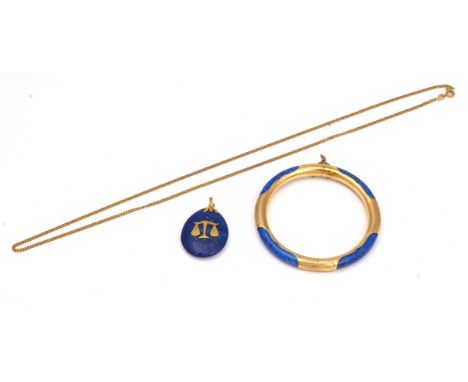 A GOLD AND LAPIS LAZULI BANGLE AND A PENDANT WITH A GOLD NECKCHAIN (3)The hinged bangle of circular form, on a snap clasp, de