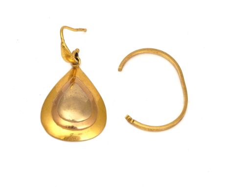 AN 18CT GOLD EARRING AND A BROKEN GOLD RING (2)Weight of earring 3.5 gms, weight of ring 1.2 gms