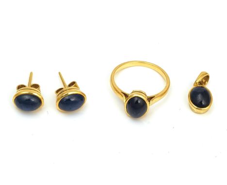 A GOLD AND CABOCHON SAPPHIRE SOLITAIRE RING AND TWO FURTHER ITEMS (3)The cabochon sapphire solitaire ring collet set with an 