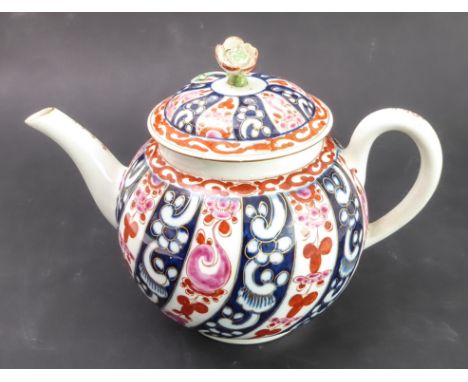 An 18th century Dr Wall period Worcester 'Queen Charlotte' pattern teapot. The finial modelled as a flower (restored and with