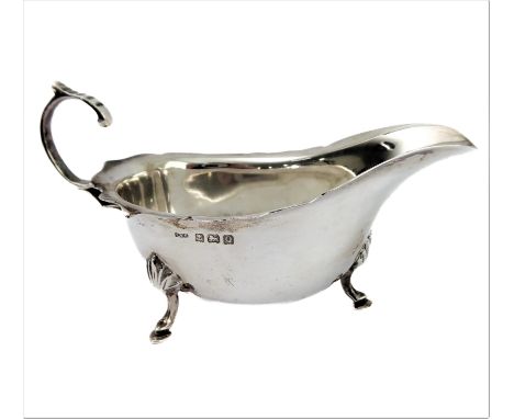 A hallmarked silver Georgian-style tripod sauceboat with scrolling handle, assayed Birmingham 1940 (78g)