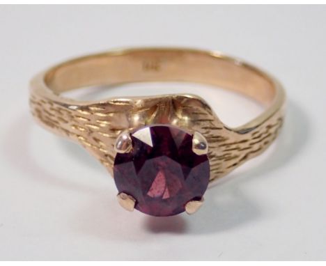 A 14 carat gold ring set light purple stone, size T, 4.4g