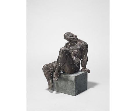 Werner Stötzer (Sonneberg 1931 – 2010 Altlangsow). „Sitzende - Göritz“. 1984Bronze auf Steinsockel.  Bronze: 33 × 20 × 24&nbs