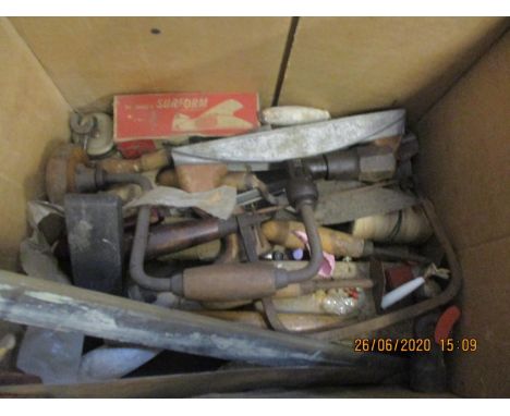 A quantity of vintage tools 