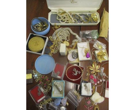 A mixed lot of costume jewellery to include paste set brooches, gold plated bangle, ladies Sekonda wristwatch and other items