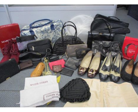 A quantity of vintage bags to include an Italian Magiamoli crocodile effect handbag, together with a late 20th century John L