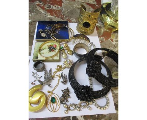 Mixed costume jewellery to include a 14ct bar single cufflink in the form of two buttons, vintage brooches and bangles, toget