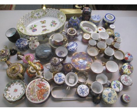 A mixed lot to include two Herend dishes, silver sugar tongs, a miniature cloisonne teapot, pill boxes and other items 