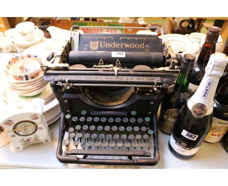 Underwood 11 Typewriter of Black tole 