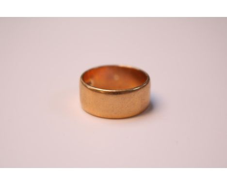 Heavy Gents Wide 9ct Gold wedding band Size R. 7.7g total weight 