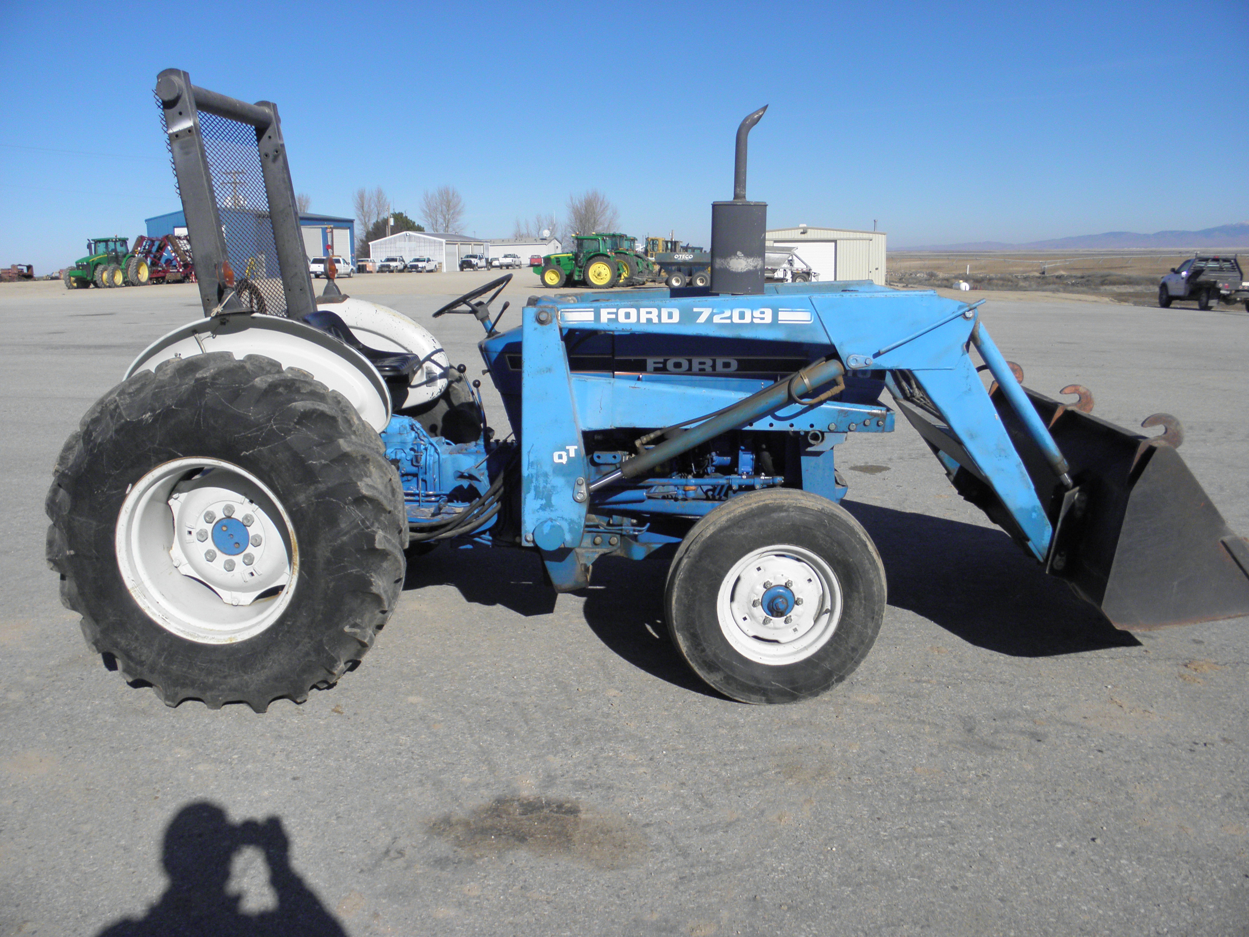 Ford 3910 standard trans, 2 hyd remotes, 16.9 X 24 rubber w/ford 7209